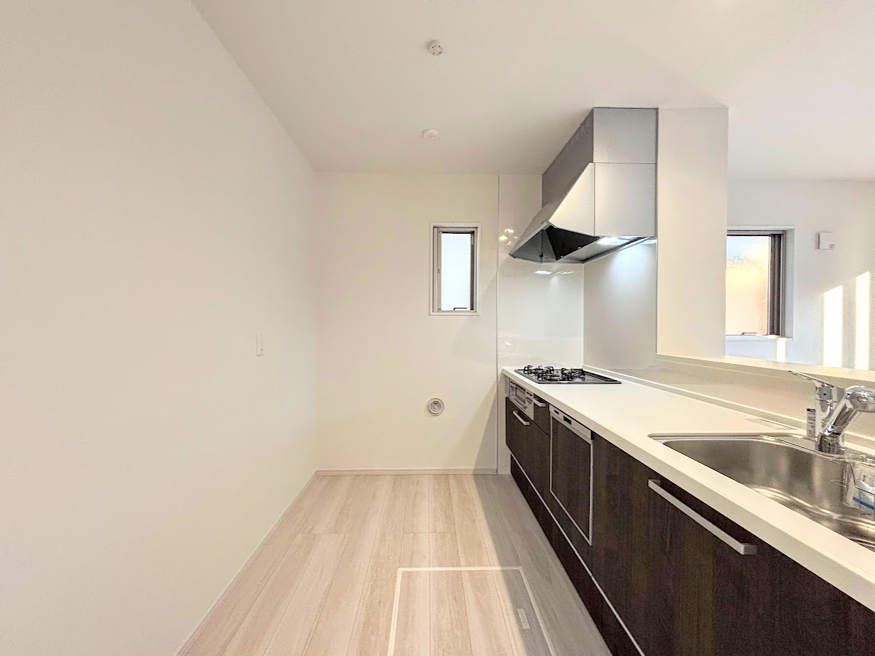 戸塚区下倉田町　新築戸建てのキッチン|◆デザイン性と機能性を兼ね備えたキッチンです。リビングスペースとの一体感が生まれ、広々空間を演出してくれます。
