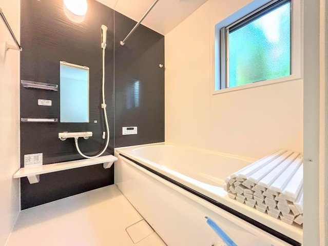 戸塚区下倉田町　新築戸建ての浴室|◆お子様と一緒にバスタイムを楽しめる広々空間。浴室乾燥機付で心地よいバスタイムを実現します。
