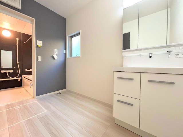 戸塚区下倉田町　新築戸建ての独立洗面台|◆毎日使う場所だから、機能的で使いやすさに配慮したパウダールーム。すっきりと使えるように収納も豊富にご用意しています。
