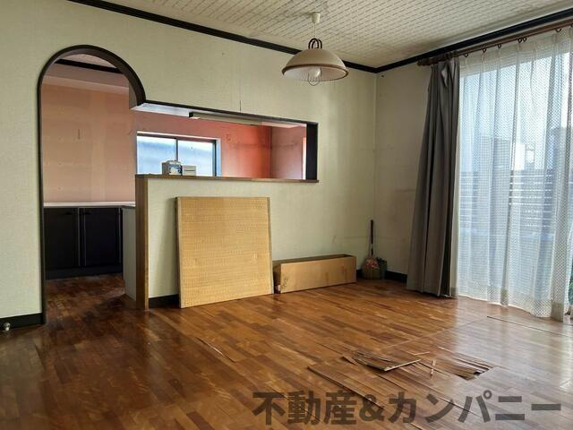 松山市越智３丁目の中古一戸建の居間・リビング|ゆったりとした居間です