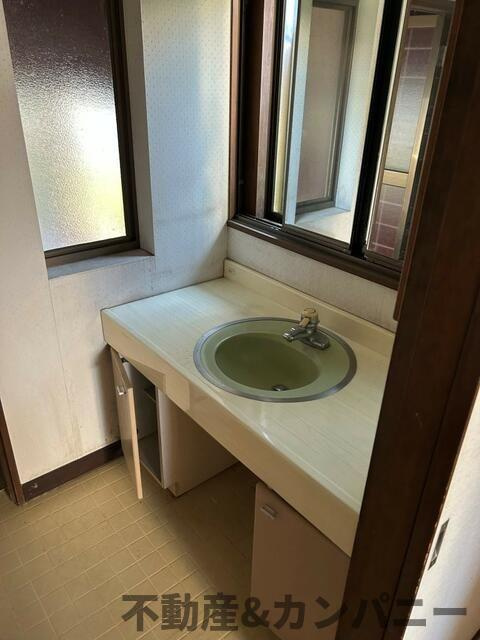 松山市越智３丁目の中古一戸建の洗面所|コンパクトで使いやすい洗面所