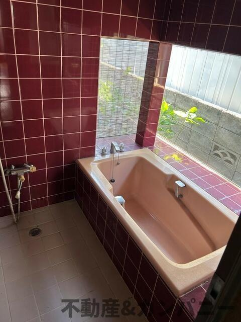 松山市越智３丁目の中古一戸建の浴室|ゆったり過ごせるお風呂です