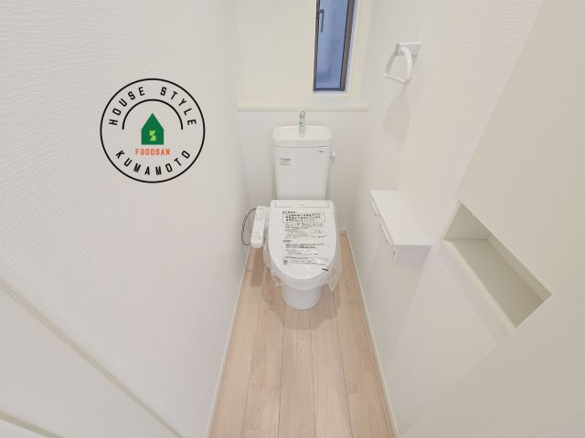 熊本市北区池田3丁目第2-2棟（1号棟）の内観：施工例|トイレ・ウォシュレット付。快適で衛生的な洗浄機能付温水シャワートイレです。収納や手すりもついてます。