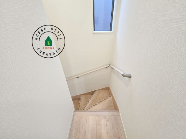 熊本市北区池田3丁目第2-2棟（1号棟）の内観：施工例|＜手すり付階段＞手すりがないと階段の昇り降りで危険なことはもちろん、壁に手をつきながら歩くことで壁紙が汚れやすくなります。すべての方に快適に昇り降りしていただくため、手すりを設置しました。