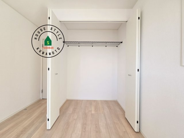 熊本市北区池田3丁目第2-2棟（1号棟）の内観：施工例|【WIC（ウォークインクローゼット）】 たくさんの洋服をかけてもシワになりにくいウォークインクローゼット。洋服以外にも、普段使わない家電やスーツケース、ストック品など何でも片付く嬉しい空間です。