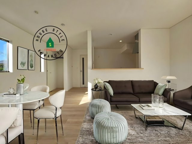 熊本市北区池田3丁目第2-2棟（1号棟）の内観：施工例|明るく開放的なリビングダイニングは豊かな陽光が注ぎ込み、やすらぎの空間を演出してくれます。ご家族で楽しいひとときをお過ごし下さい。※家具はCGを合成したものです。