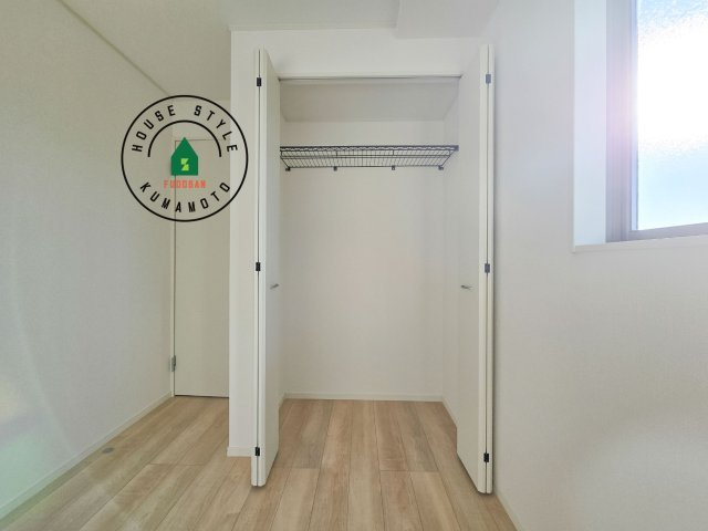 熊本市北区池田3丁目第2-2棟（1号棟）の内観：施工例|壁面クローゼットのメリットは、衣類が横一列に並ぶためひと目で洋服が選びやすいこと。衣類をたくさんお持ちの方も、限られたスペース内に無理なく収納することができます。