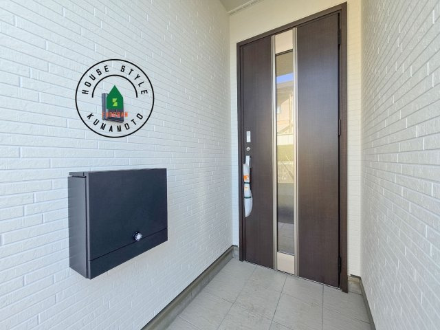 熊本市北区池田3丁目第2-2棟（1号棟）の外観：施工例|地盤調査済 / 玄関へ向かうまでのアプローチに漂う上質が期待感をもたせます。玄関は建物の顔。落着きを醸し出した自己主張が心に訴えてきます。