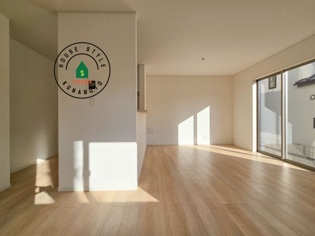 熊本市北区池田3丁目第2-2棟（1号棟）の内観：施工例|キッチンからリビングをしっかり確認できます。家族の笑顔があふれる空間になりそうですね。