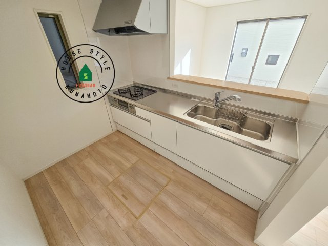 熊本市北区池田3丁目第2-2棟（1号棟）の内観：施工例|カウンターキッチンなら、リビングで遊ぶ子供の様子を見ながら料理ができるので安心です。料理を運んでもらったり、子供にお手伝いしてもらいやすいのもいいですね。