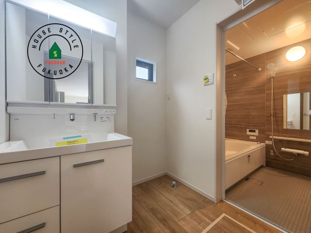 糟屋郡篠栗町和田2丁目第2-2棟（1号棟）　の脱衣所|ゆとりの洗面スペースで朝の身支度もスムーズに。暮らしを快適に変えるシャワー付洗面台です！