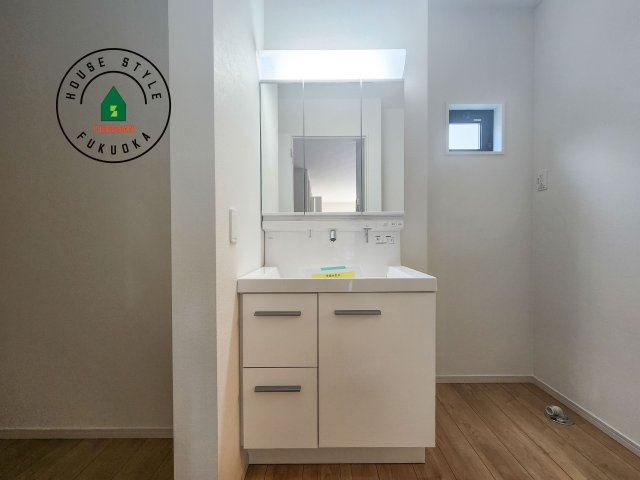 糟屋郡篠栗町和田2丁目第2-2棟（1号棟）　の独立洗面台|毎日使うものだから清潔な空間を保ちたい水回り。洗面にはそんな願いを解消させてくれる収納アイデアが満載です。三面鏡の裏側にはキャビネットが現れ小物から背の高い物まで収納できます。