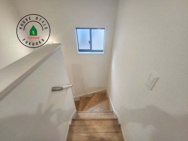 糟屋郡篠栗町和田2丁目第2-2棟（1号棟）　の内装|＜手すり付階段＞手すりがないと階段の昇り降りで危険なことはもちろん、壁に手をつきながら歩くことで壁紙が汚れやすくなります。すべての方に快適に昇り降りしていただくため、手すりを設置しました。