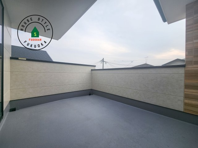 糟屋郡篠栗町和田2丁目第2-2棟（1号棟）　のバルコニー|風をしっかりと感じられるバルコニーでは、毎日が洗濯日和です。広々としているので洗濯も楽しくなるでしょうし、気分転換にバルコニーからの眺めを楽しむのもいいでしょう。