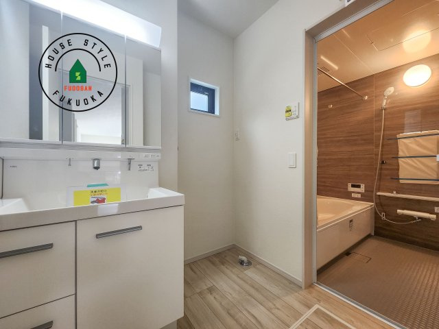 糟屋郡篠栗町和田2丁目第2-2棟（2号棟）　の脱衣所|ゆとりの洗面スペースで朝の身支度もスムーズに。暮らしを快適に変えるシャワー付洗面台です！