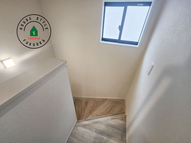 糟屋郡篠栗町和田2丁目第2-2棟（2号棟）　の内装|＜手すり付階段＞手すりがないと階段の昇り降りで危険なことはもちろん、壁に手をつきながら歩くことで壁紙が汚れやすくなります。すべての方に快適に昇り降りしていただくため、手すりを設置しました。