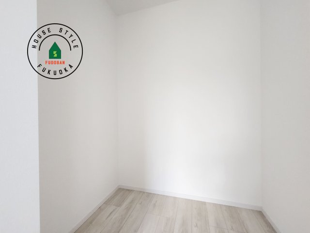 糟屋郡篠栗町和田2丁目第2-2棟（2号棟）　の収納|洋服や大きな荷物が多い方や人数の多いご家族などは、一般的なクローゼットよりもウォークインクローゼットのほうが使い勝手が良いです。