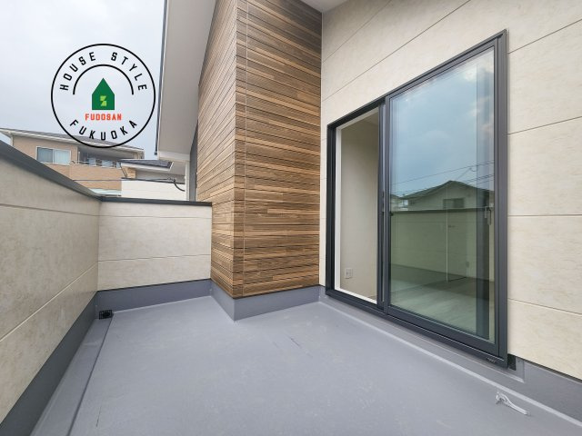 糟屋郡篠栗町和田2丁目第2-2棟（2号棟）　のバルコニー|風をしっかりと感じられるバルコニーでは、毎日が洗濯日和です。広々としているので洗濯も楽しくなるでしょうし、気分転換にバルコニーからの眺めを楽しむのもいいでしょう。