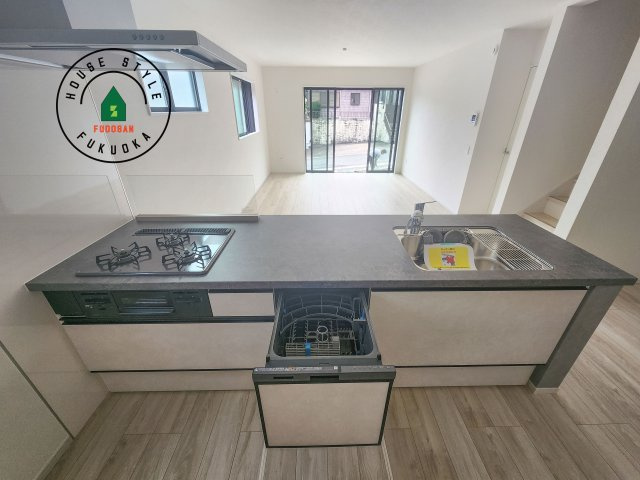 糟屋郡篠栗町和田2丁目第2-2棟（2号棟）　のキッチン|ご家族を近くに感じられる対面キッチンのLDK。会話もはずみそうですね。