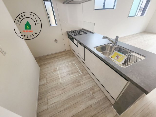 糟屋郡篠栗町和田2丁目第2-2棟（2号棟）　のキッチン|ダイニングテーブルへの配膳がラクラク、お料理はかどるカウンター付きシステムキッチン！