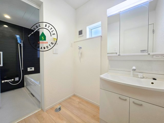 熊本市南区富合町大町第4-3棟（1号棟）の脱衣所|ゆとりの洗面スペースで朝の身支度もスムーズに。暮らしを快適に変えるシャワー付洗面台です！