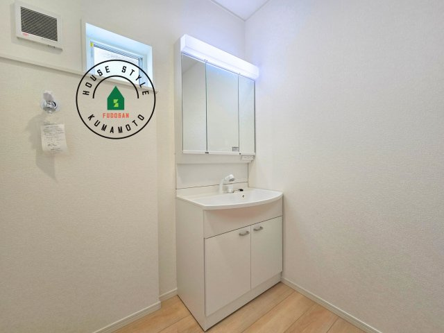 熊本市南区富合町大町第4-3棟（1号棟）の独立洗面台|毎日使うものだから清潔な空間を保ちたい水回り。洗面にはそんな願いを解消させてくれる収納アイデアが満載です。三面鏡の裏側にはキャビネットが現れ小物から背の高い物まで収納できます。