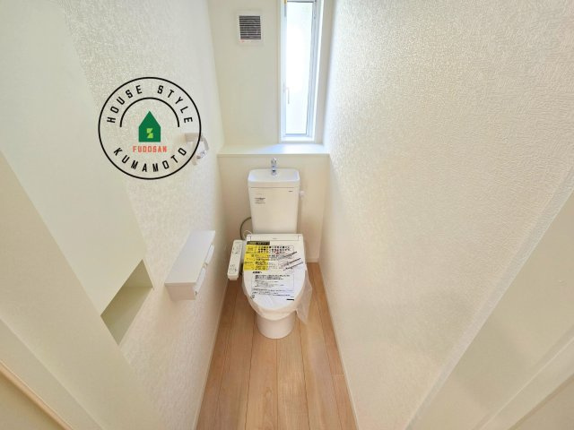 熊本市南区富合町大町第4-3棟（1号棟）のトイレ|トイレ・ウォシュレット付。快適で衛生的な洗浄機能付温水シャワートイレです。収納や手すりもついてます。