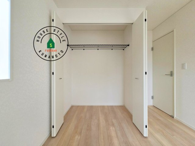 熊本市南区富合町大町第4-3棟（1号棟）の収納|【WIC（ウォークインクローゼット）】 たくさんの洋服をかけてもシワになりにくいウォークインクローゼット。洋服以外にも、普段使わない家電やスーツケース、ストック品など何でも片付く嬉しい空間です。