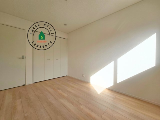 熊本市南区富合町大町第4-3棟（1号棟）の洋室|採光良好な洋室は全居室、複層ガラスの遮熱効果と断熱効果で、一年中快適に過ごせます。