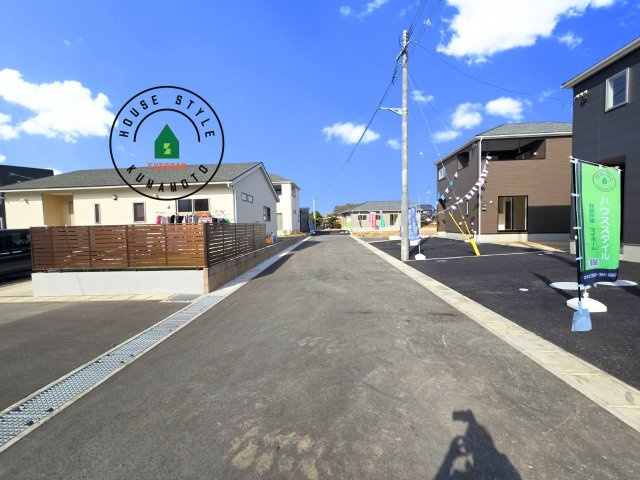 熊本市南区富合町大町第4-3棟（1号棟）の前面道路含む現地写真|前面道路は閑静な住宅地をはしる車通りの少ない道路。お車の出し入れが苦手なママや小さなお子様にも安心ですね。しっかり舗装もされているので、ベビーカーや自転車で通っても快適に通行できます。
