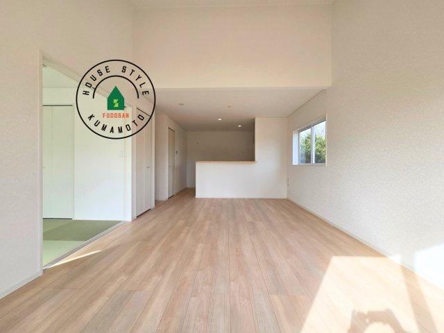 熊本市南区富合町大町第4-3棟（1号棟）の居間・リビング|キッチンからリビングをしっかり確認できます。家族の笑顔があふれる空間になりそうですね。