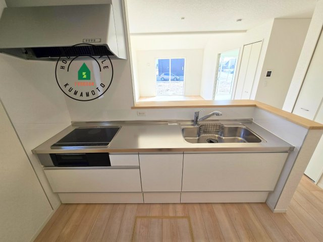 熊本市南区富合町大町第4-3棟（1号棟）のキッチン|忙しい朝でも家族揃って食事をしたいゆとりあるダイニングスペース。