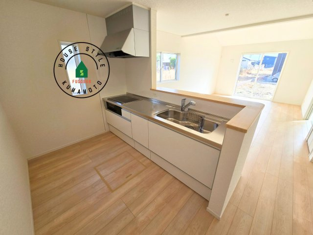 熊本市南区富合町大町第4-3棟（1号棟）のキッチン|ダイニングテーブルへの配膳がラクラク、お料理はかどるカウンター付きシステムキッチン！