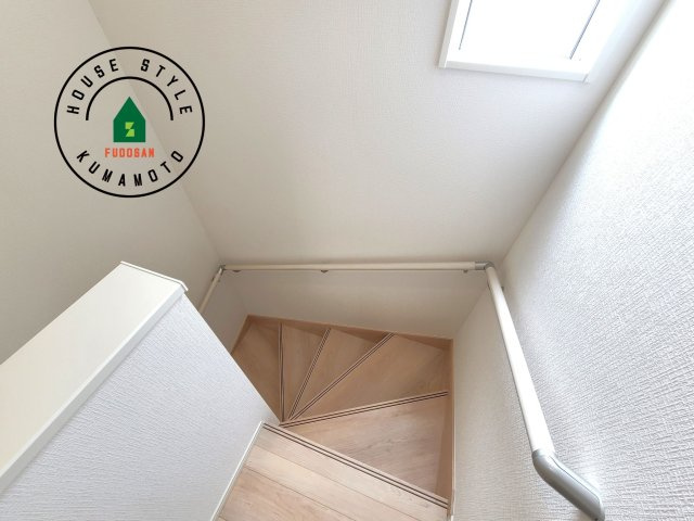 熊本市南区富合町大町第4-3棟（2号棟）の内観：施工例|＜手すり付階段＞手すりがないと階段の昇り降りで危険なことはもちろん、壁に手をつきながら歩くことで壁紙が汚れやすくなります。すべての方に快適に昇り降りしていただくため、手すりを設置しました。