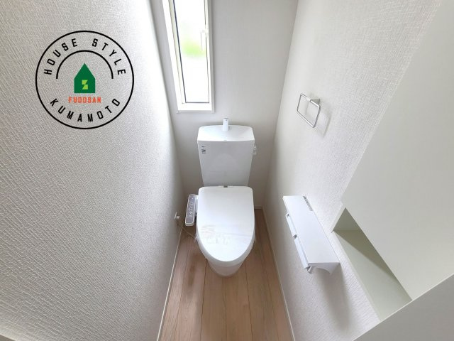 熊本市南区富合町大町第4-3棟（3号棟）の内観：施工例|トイレ・ウォシュレット付。快適で衛生的な洗浄機能付温水シャワートイレです。収納や手すりもついてます。