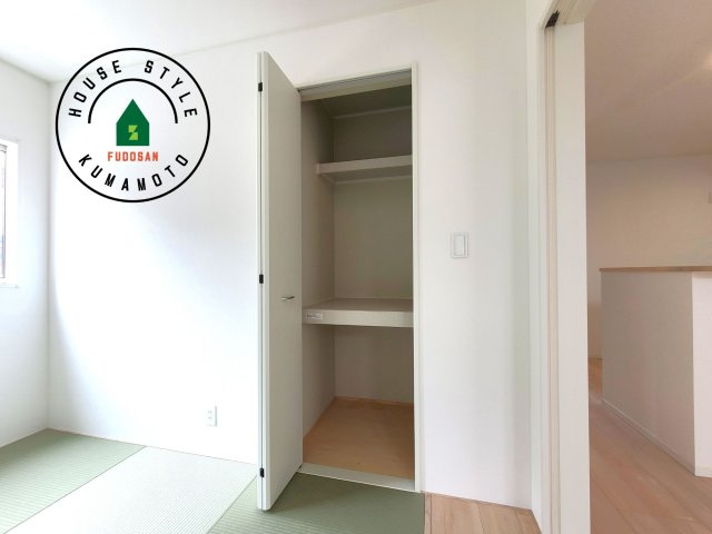 熊本市南区富合町大町第4-3棟（3号棟）の内観：施工例|壁面クローゼットのメリットは、衣類が横一列に並ぶためひと目で洋服が選びやすいこと。衣類をたくさんお持ちの方も、限られたスペース内に無理なく収納することができます。