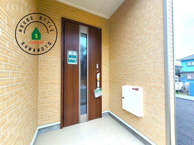 熊本市南区富合町大町第4-3棟（3号棟）の外観：施工例|地盤調査済 / 玄関へ向かうまでのアプローチに漂う上質が期待感をもたせます。玄関は建物の顔。落着きを醸し出した自己主張が心に訴えてきます。