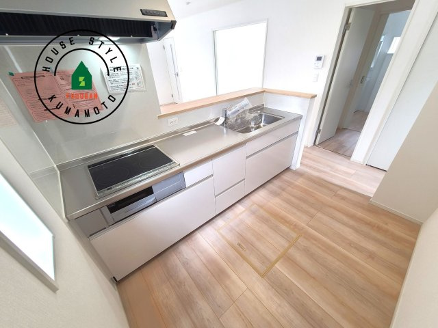 熊本市南区富合町大町第4-3棟（3号棟）の内観：施工例|カウンターキッチンなら、リビングで遊ぶ子供の様子を見ながら料理ができるので安心です。料理を運んでもらったり、子供にお手伝いしてもらいやすいのもいいですね。