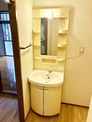 トイレには自然換気が出来る小窓付。