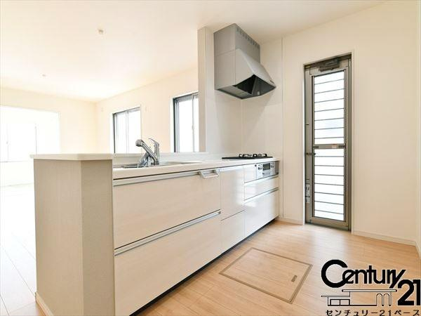 リーブルガーデン南十三 ４号棟 ／新築一戸建の内観：施工例|■収納力と使いやすさを追求したシステムキッチンです！■