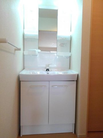 ドムス・ウィスタリアⅠの洗面所|脱衣スペースもあります