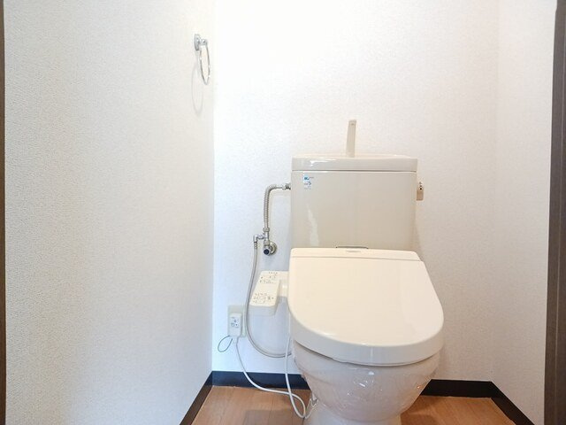 ユーミー堀川のトイレ|落ち着いた色調のトイレです