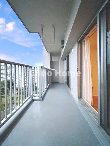 清新南ハイツ12号棟のバルコニー|【バルコニー】幅もあって、奥行きもあるゆとりのバルコニー。洗濯物を干したり乾かしたりだけでなく、ただ出てみるだけでも気持ちいいですよ。