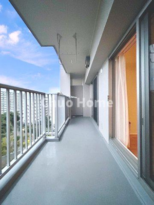 【バルコニー】 | 清新南ハイツ12号棟 | 【バルコニー】幅もあって、奥行きもあるゆとりのバルコニー。洗濯物を干したり乾かしたりだけでなく、ただ出てみるだけでも気持ちいいですよ。