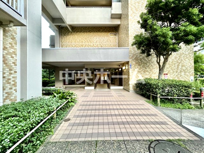 【エントランス】 | 清新南ハイツ12号棟 | 【エントランス】マンションのエントランスは、その物件の印象を決める、顔とも言える場所です。毎日通る場所ですからきれいなのが一番です。