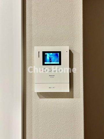 清新南ハイツ12号棟のセキュリティ|【モニターホン】誰が来たかすぐにわかるカラーモニター付きインターホン。通話ボタンを押すまでは室内の音は漏れていませんので相手を確かめてから応対できます。