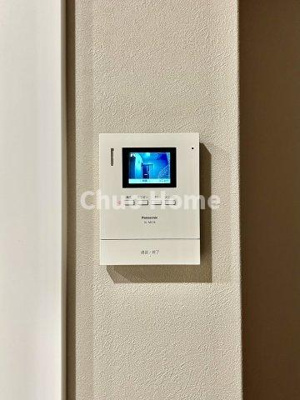 【セキュリティ】 | 清新南ハイツ12号棟 | 【モニターホン】誰が来たかすぐにわかるカラーモニター付きインターホン。通話ボタンを押すまでは室内の音は漏れていませんので相手を確かめてから応対できます。