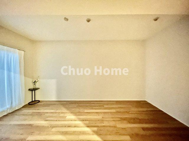 清新南ハイツ12号棟の寝室|【寝室】心と体をゆったりと安らげる主寝室。寝室のゆとりが大きい分だけ、暮らしの安らぎは深まります。一日の疲れを癒すだけでなく、ご夫婦の親密な語らいを紡ぎ出します