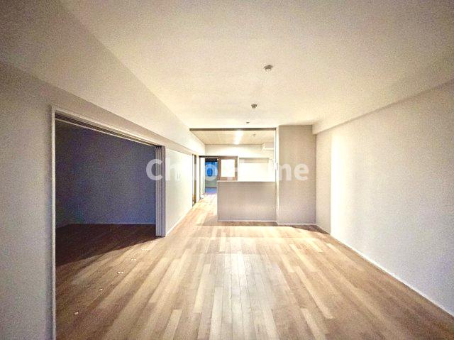 清新南ハイツ12号棟のキッチン|視界に広がりを生むオープンなキッチン。料理や片付けをしながら、家族との会話を楽しんだり、リビングで遊ぶ子どもを見守れます。ご見学時には家具の配置などもイメージしながらぜひご覧になって見て下さい。