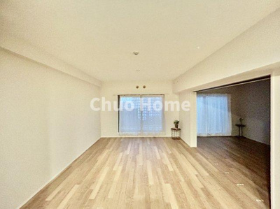 【居間・リビング】 | 清新南ハイツ12号棟 | 【リビングダイニング】一日の中で多くの時間を過すことになるリビングダイニングだからこそ、いつも穏やかな空間であることが必然。爽やかな通風と採光を存分に感じる事が出来る空間です。